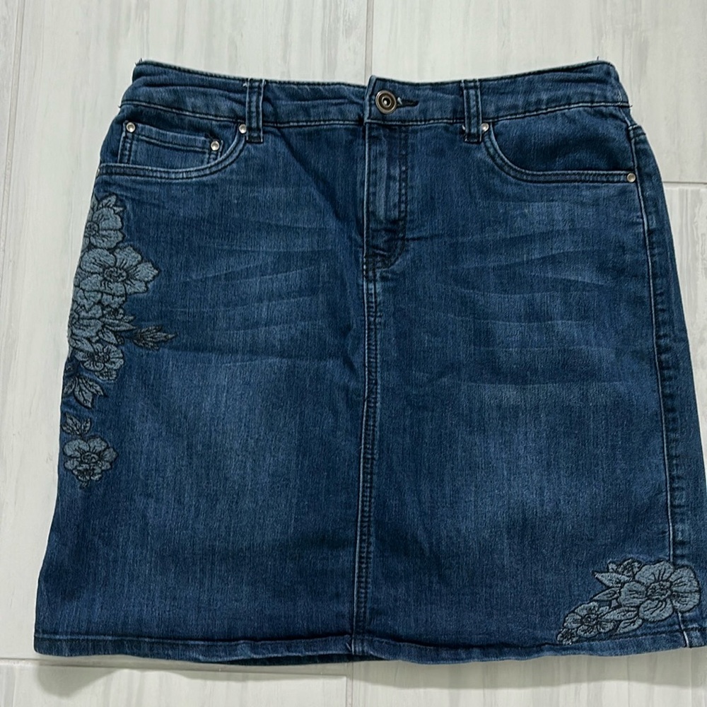 Christopher & Banks Woman’s Denim Embroidered Floral Skort size 8